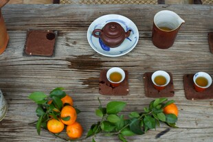 木质桌上的茶饮与鲜果