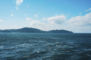 海上远眺青山与蓝天