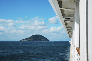 船舷边的海岛海景风光