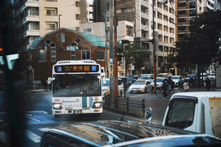 城市街道中的行驶公交车
