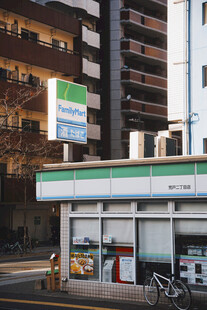 街边便利店外观