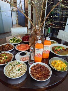 丰盛美食摆满圆桌