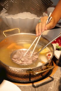 热气腾腾的涮肉场景