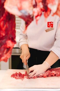 厨师专注切新鲜红肉
