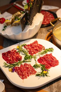 精致摆盘的美味肉类菜肴