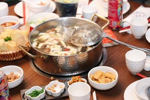 热闹聚餐中的丰盛火锅美食