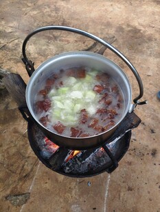 户外煮食场景
