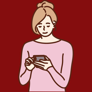 女子专注使用手中手机