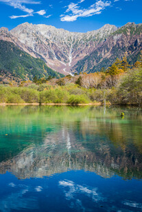 山间碧湖美景