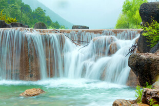 山间瀑布美景