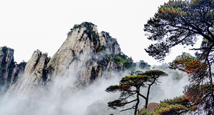 云雾缭绕的巍峨山峰