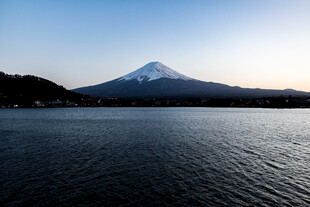 富士山下的静谧湖景