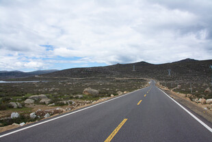 空旷公路延伸向远方