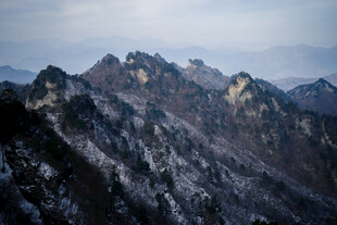 雪覆山峦壮丽景致