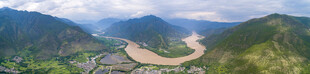 山间蜿蜒公路风景秀丽