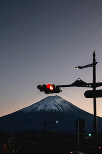夜幕下富士山前的交通灯