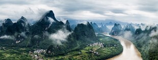 山水画卷中的蜿蜒河流