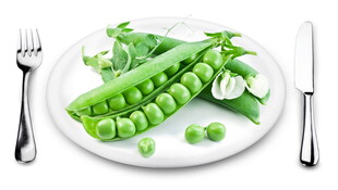 盘中鲜嫩青豌豆与餐具