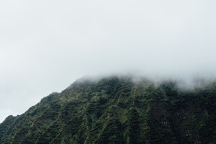 云雾缭绕的葱郁山峰