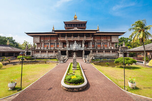 宏伟古建筑庭院景观
