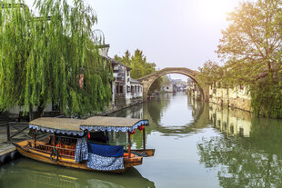 江南水乡小船与拱桥美景