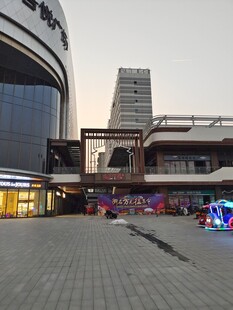 城市商业街广场热闹景象