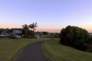 黄昏下的海滨小镇风景