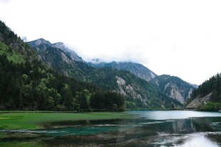 山间绿水秀丽自然景观