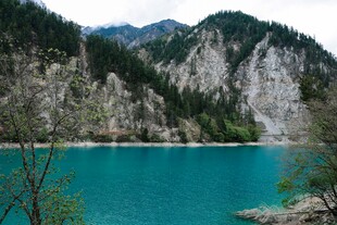 青山环抱的碧蓝湖水