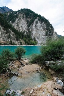 山间碧湖美景