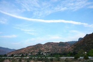 蓝天白云下的壮丽山峦