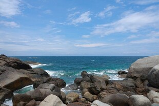 海边嶙峋礁石与蔚蓝大海