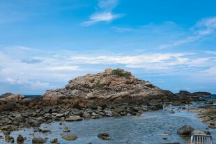 海边孤岩美景