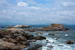 海边礁石与翻涌海浪景观
