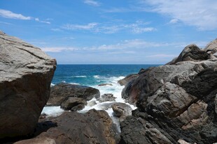 海边嶙峋礁石与翻涌海浪