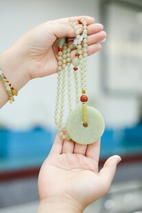 手持精美玉石挂饰展示