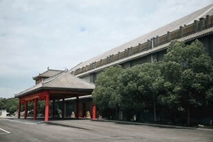 中式亭廊旁的绿树与道路