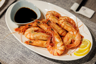 白灼大虾配蘸料与柠檬