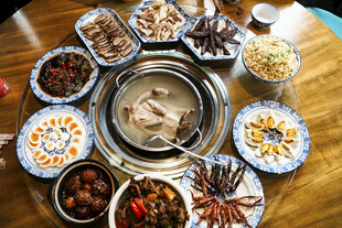 丰盛火锅食材摆满一桌