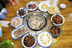 丰盛火锅宴摆满一桌美食