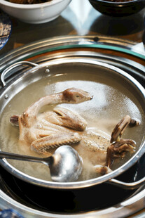 锅中炖煮的美味鸡肉汤