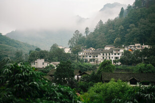 山间云雾缭绕的静谧村落