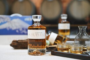 精致威士忌酒具与酒瓶展示