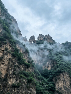 云雾缭绕的壮丽山峰
