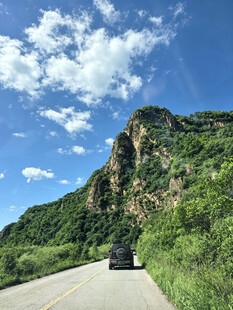 山间公路上行驶的车辆