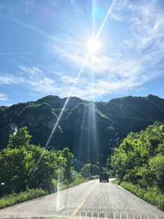 阳光照耀下的山间公路