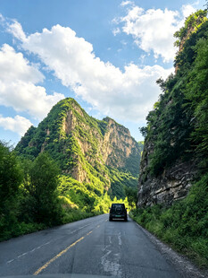 山间公路旁的葱郁青山