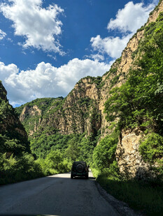 山间公路行美景入眼帘