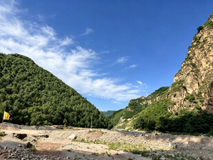 山间河谷风光