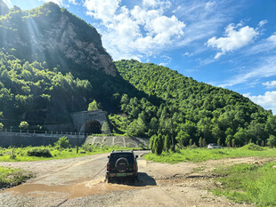 山间公路与壮丽山景